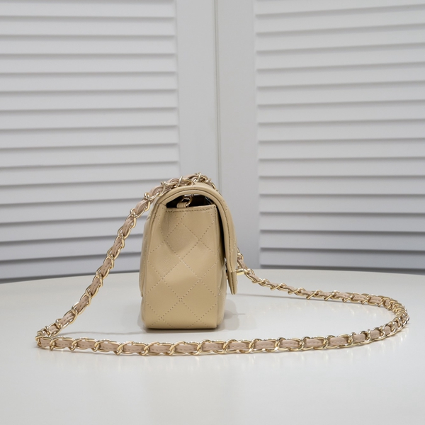 シャネルバッグ背面デザイン